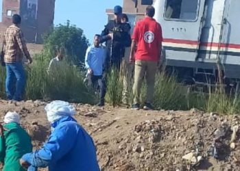 راضية بقضاء ربنا .. أم تبحث عن ابنها المفقود في حادث قطار المنيا