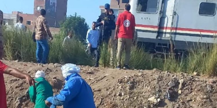 راضية بقضاء ربنا .. أم تبحث عن ابنها المفقود في حادث قطار المنيا