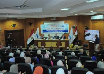 رئيس جامعة كفر الشيخ خلال استقبال الطلبة الجدد