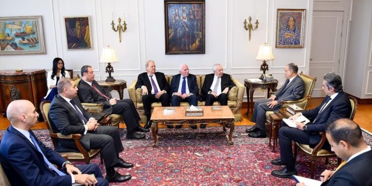وزير الخارجية المصري خلال أستقبالة وفد حركة فتح الفلسطينية
