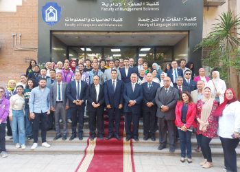 صورة تذكارية للواء سمير فرج والدكتور محمد صالح هاشم وأعضاء أكاديمية السادات