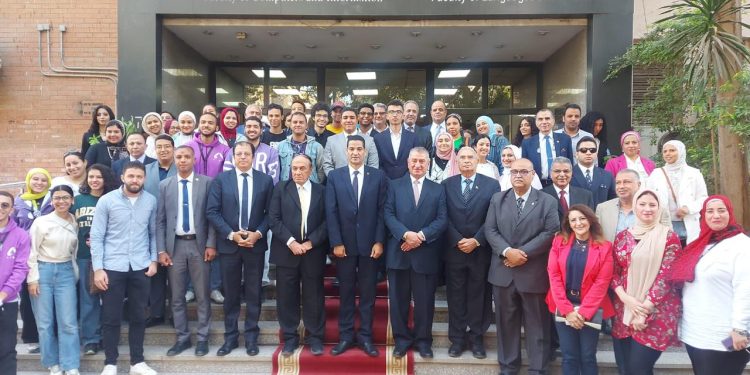 صورة تذكارية للواء سمير فرج والدكتور محمد صالح هاشم وأعضاء أكاديمية السادات