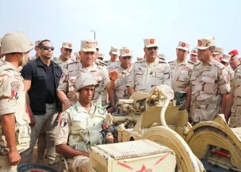 جانب من تفقد وزير الدفاع لأحد تشكيلات الجيش الثاني الميداني