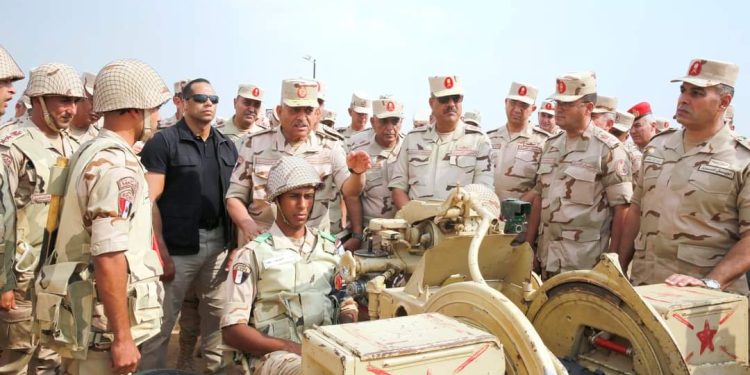 جانب من تفقد وزير الدفاع لأحد تشكيلات الجيش الثاني الميداني