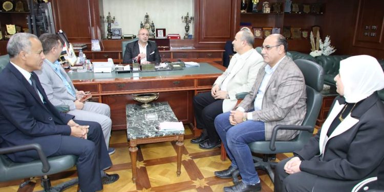 جانب من اجتماع محافظ بني سويف مع مسؤولي وحدة قياس رضا المواطنين