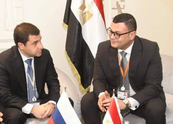 جانب من لقاء وزير الإسكان يلتقي نائب نظيره الروسي لبحث سبل التعاون المشترك
