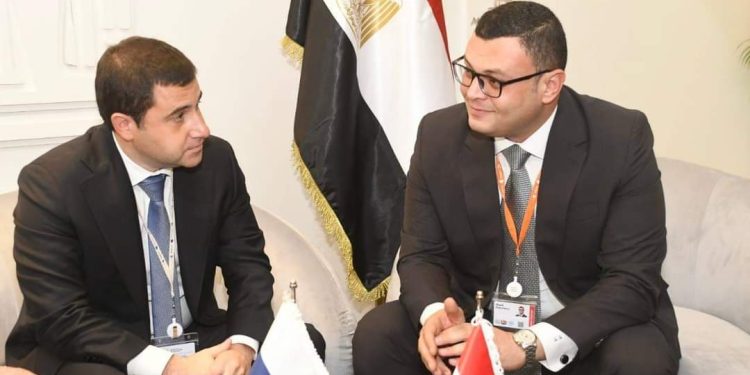 جانب من لقاء وزير الإسكان يلتقي نائب نظيره الروسي لبحث سبل التعاون المشترك