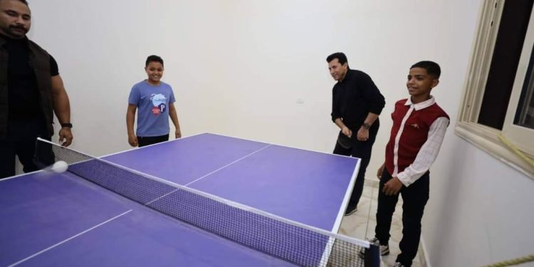 وزير الشباب والرياضة يلعب ماتش بينج بونج مع محافظ كفر الشيخ