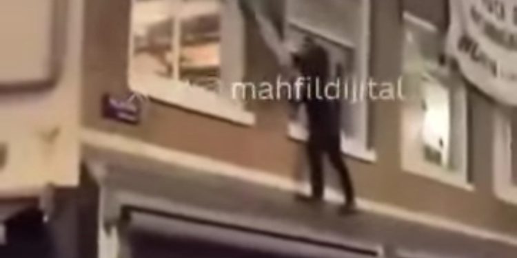 المشجع الإسرائيلي يقطع علم فلسطين من على شرفة منزل مواطنين مغاربة في أمستردام
