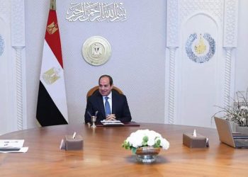 جانب من اجتماع الرئيس السيسي برئيس الوزراء ووزير الطيران المدني