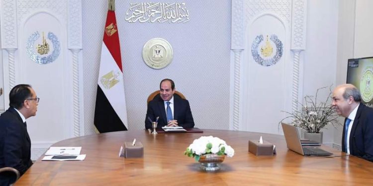 جانب من اجتماع الرئيس السيسي برئيس الوزراء ووزير الطيران المدني