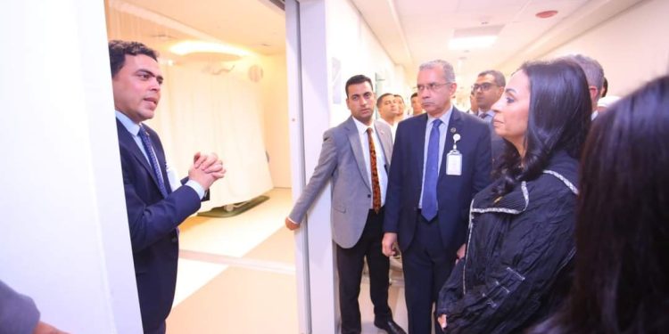 جانب من زيارة وزيرة التضامن إلى مستشفى حروق أهل مصر