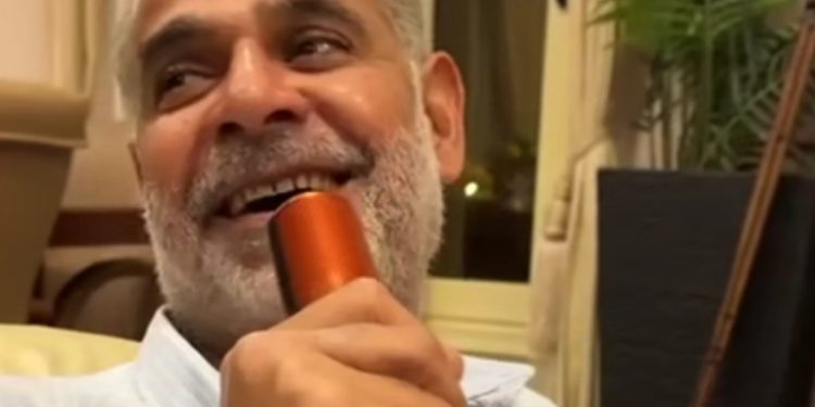 الفنان محمود البزاوي