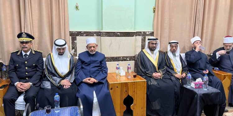 وفد رسمي من دولة الإمارات العربية يقدم واجب العزاء لشيخ الأزهر الشريف في وفاة شقيقته