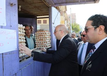 جانب من جولة محافظ بني سويف على منافذ بيع البيض