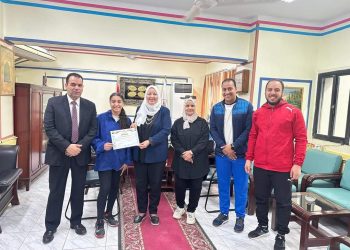 جانب من تكريم الطالبة شادية الجميل ابنة بني سويف الحاصلة على بطولة الجمهورية لسيف المبارزة