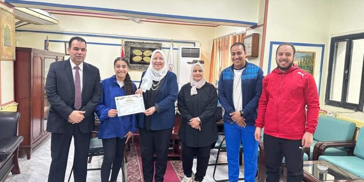 جانب من تكريم الطالبة شادية الجميل ابنة بني سويف الحاصلة على بطولة الجمهورية لسيف المبارزة