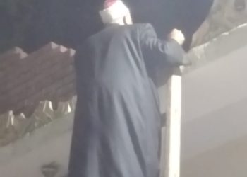 وكيل اوقاف المنيا يصعد لسطح مسجد