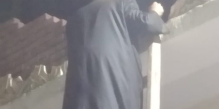 وكيل اوقاف المنيا يصعد لسطح مسجد