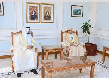 جانب من اجتماع الشيخ مبارك الأحمد الصباخ مع وزير الإعلام في سلطنة عمان الدكتور عبدالله الخروصي