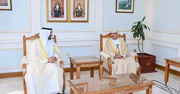 جانب من اجتماع الشيخ مبارك الأحمد الصباخ مع وزير الإعلام في سلطنة عمان الدكتور عبدالله الخروصي