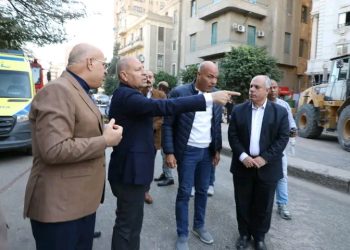 إنتقال محافظ القاهرة والأجهزة الأمنية والتنفيذية لموقع عقار العباسية المنهار