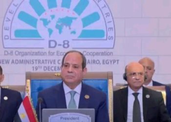 الرئيس السيسي يتوسط رؤساء الدول المشاركة في القمة الـ11 لمنظمة الدول الثماني