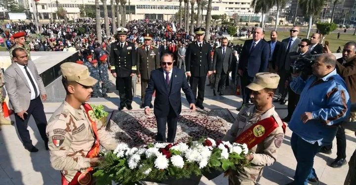محافظ بورسعيد يضع إكليلا من الزهور على النصب التذكاري احتفالا بالعيد القومي الـ68