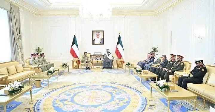 ولي العهد الكويتي يستقبل رئيس هيئة الأركان الباكستاني