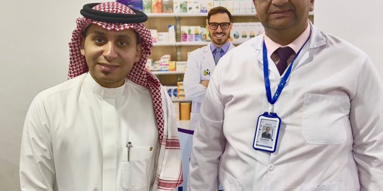 المدير التنفيذي دكتور معاذ ومشرف الصيدليات دكتور احمد عبدالله