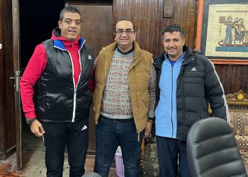 دكتور احمد عبد الله يتوسط المدير الفني ومدرب الفريق