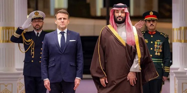 الأمير محمد بن سلمان ورئيس فرنسا ماكرون