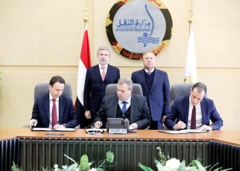 جانب من توقيع اتفاقية بين القومية لسكك حديد مصر وشركة سالشيف الإيطالية