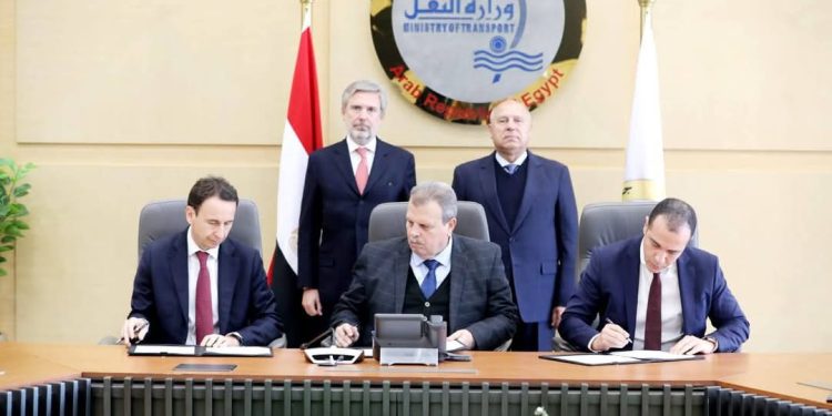 جانب من توقيع اتفاقية بين القومية لسكك حديد مصر وشركة سالشيف الإيطالية