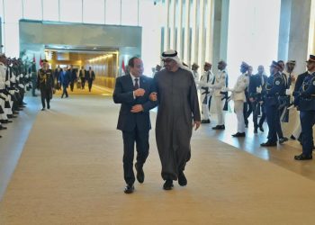 بن زايد يستقبل الرئيس السيسي بمطار أبو ظبي