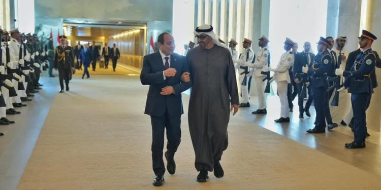 بن زايد يستقبل الرئيس السيسي بمطار أبو ظبي