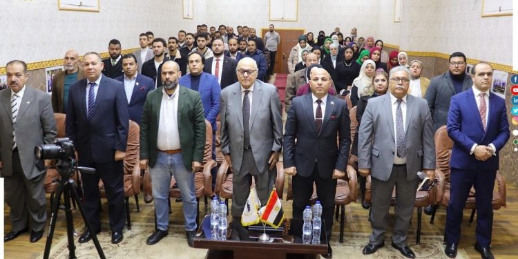 رئيس " مجمع عمال مصر " يستقبل وفد من حزب الغد لبحث سبل التعاون المشترك