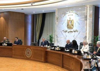 جانب من اجتماع رئيس الوزراء بالحكومة