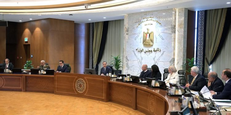 جانب من اجتماع رئيس الوزراء بالحكومة