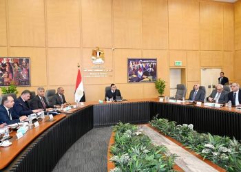جانب من اجتماع وزير الإسكان مع مسؤولي شركة المقاولون العرب