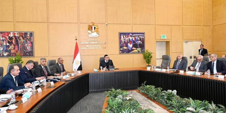 جانب من اجتماع وزير الإسكان مع مسؤولي شركة المقاولون العرب