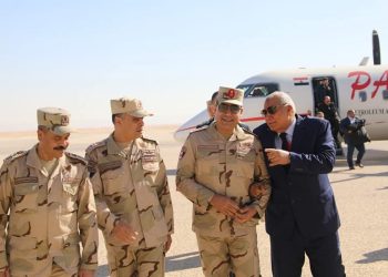 محافظ الوادى الجديد يستقبل قائد قوات الدفاع الشعبي والعسكري