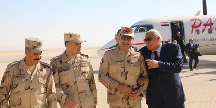 محافظ الوادى الجديد يستقبل قائد قوات الدفاع الشعبي والعسكري