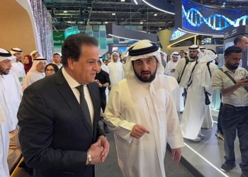 نائب رئيس الوزراء المصري خالد عبد الغفار ووزير الصحة الإماراتي