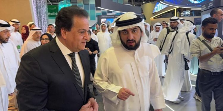 نائب رئيس الوزراء المصري خالد عبد الغفار ووزير الصحة الإماراتي