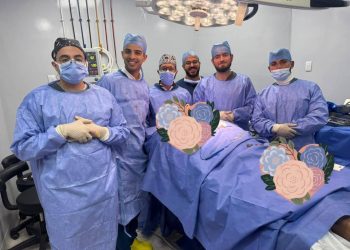 أطباء قسم التجميل أثناء إجراء العملية