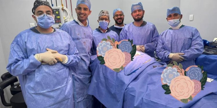 أطباء قسم التجميل أثناء إجراء العملية