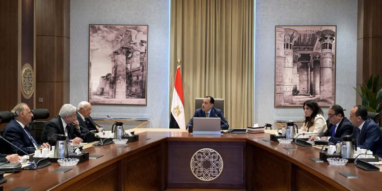جانب من اجتماع رئيس الوزراء مع لجنة الشؤون السياسية