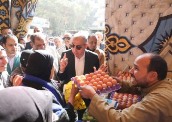محافظ المنيا يفتتح سوق اليوم الواحد بمركز بني مزار
