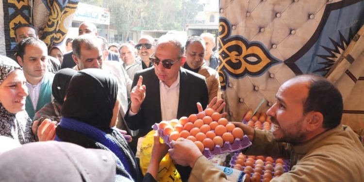 محافظ المنيا يفتتح سوق اليوم الواحد بمركز بني مزار